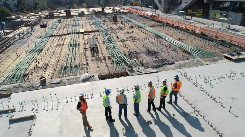 Equipe de engenheiros planejando um grande projeto de infraestrutura